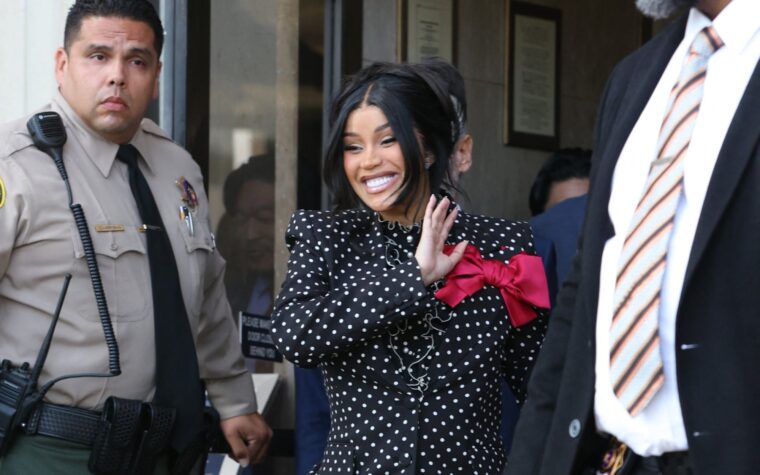Le juge refuse un nouveau procès à l'accusateur de Cardi B après que le rappeur ait jeté un stylo à l'extérieur du tribunal Le juge refuse un nouveau procès à l'accusateur de Cardi B après que le rappeur ait jeté un stylo à l'extérieur du tribunal