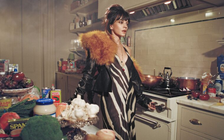 Le nouvel album de Lily Allen, « West End Girl », devrait sortir sur des clés USB en forme de plug anal