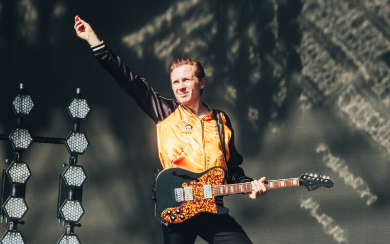 Les membres de Franz Ferdinand, Idlewild et Frightened Rabbit mènent des centaines de musiciens pour protester contre la suppression des émissions spécialisées de fin de soirée par la BBC en Écosse. Les membres de Franz Ferdinand, Idlewild et Frightened Rabbit mènent des centaines de musiciens pour protester contre la suppression des émissions spécialisées de fin de soirée par la BBC en Écosse.