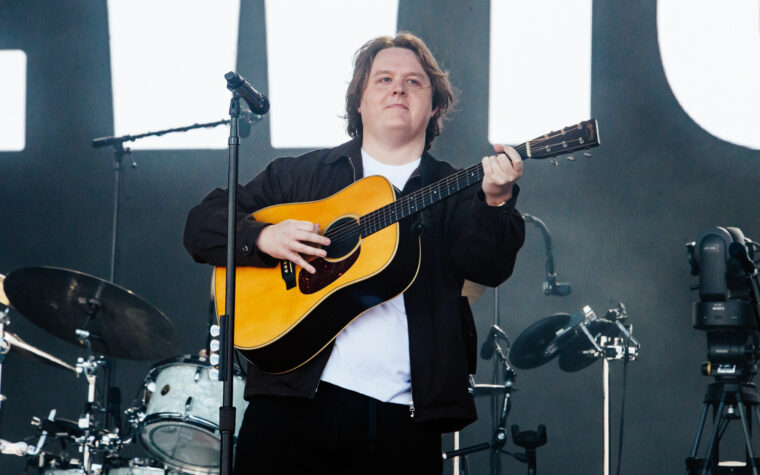 Lewis Capaldi dit qu'il commencera à travailler sur de la nouvelle musique en janvier après être tombé dans une « ornière créative » en 2025 Lewis Capaldi dit qu'il commencera à travailler sur de la nouvelle musique en janvier après être tombé dans une « ornière créative » en 2025