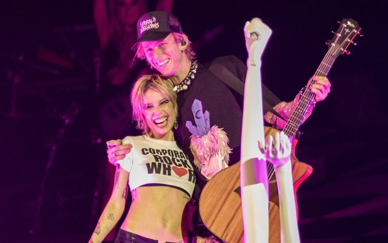 MGK présente Halsey pour « Bad Things » et loue sa détermination après « quelques années très difficiles » MGK présente Halsey pour « Bad Things » et loue sa détermination après « quelques années très difficiles »