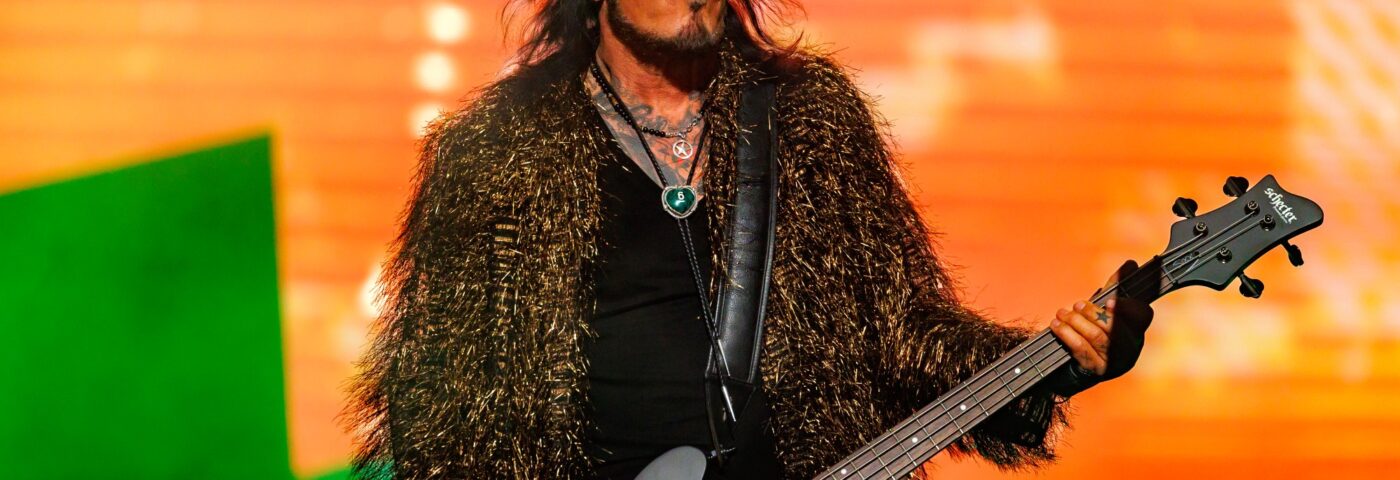 Nikki Sixx de Mötley Crüe ne pense pas que ce soit « cool » quand les rockstars « essayent encore de jouer à 25 ans et elles en ont 65 ».