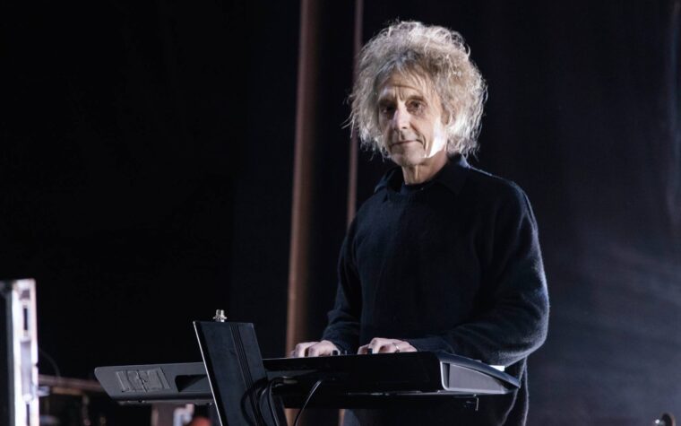 Perry Bamonte, guitariste et claviériste de The Cure, est décédé à l'âge de 65 ans Perry Bamonte, guitariste et claviériste de The Cure, est décédé à l'âge de 65 ans