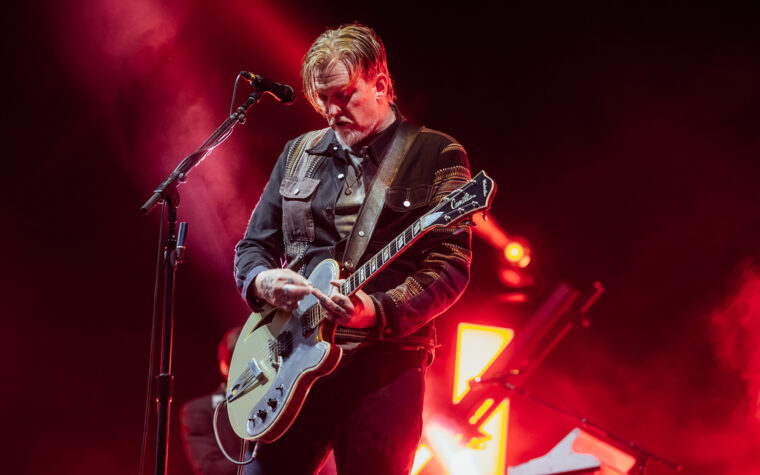 Regardez « Alive In The Catacombs » et « Alive In Paris And Before » de Queens Of The Stone Age en ligne gratuitement Regardez « Alive In The Catacombs » et « Alive In Paris And Before » de Queens Of The Stone Age en ligne gratuitement