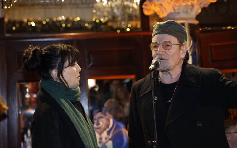 Regardez Bono et Imelda May chanter « Christmas (Baby Please Come Home) » lors du concert annuel de rue à Dublin Regardez Bono et Imelda May chanter « Christmas (Baby Please Come Home) » lors du concert annuel de rue à Dublin