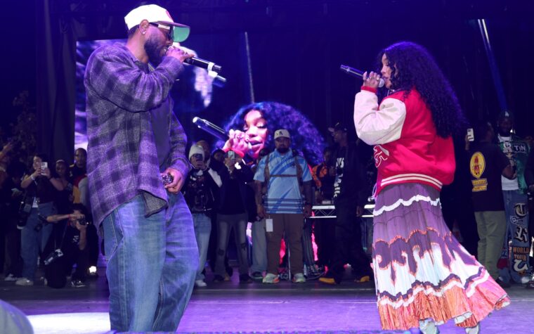 Regardez Kendrick Lamar rejoindre SZA pour une réunion surprise au concert de Noël de TDE Regardez Kendrick Lamar rejoindre SZA pour une réunion surprise au concert de Noël de TDE