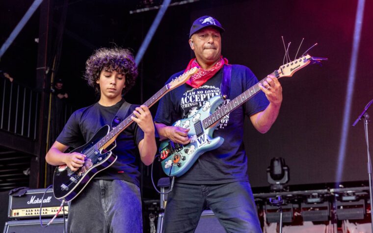 Regardez Tom Morello rejoint par son fils Roman pour les reprises de Rage Against The Machine, John Lennon et KISS en Inde Regardez Tom Morello rejoint par son fils Roman pour les reprises de Rage Against The Machine, John Lennon et KISS en Inde