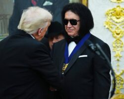 Regardez Trump remettre des médailles à KISS, George Strait, Gloria Gaynor et à d'autres lauréats du Kennedy Center dans le bureau ovale