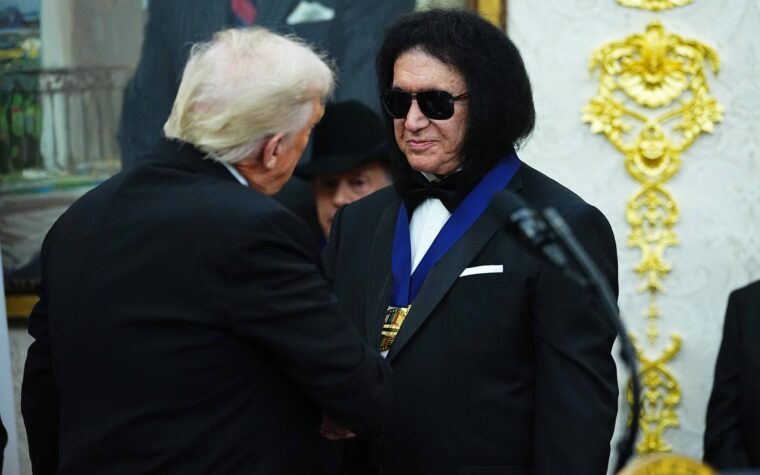 Regardez Trump remettre des médailles à KISS, George Strait, Gloria Gaynor et à d'autres lauréats du Kennedy Center dans le bureau ovale