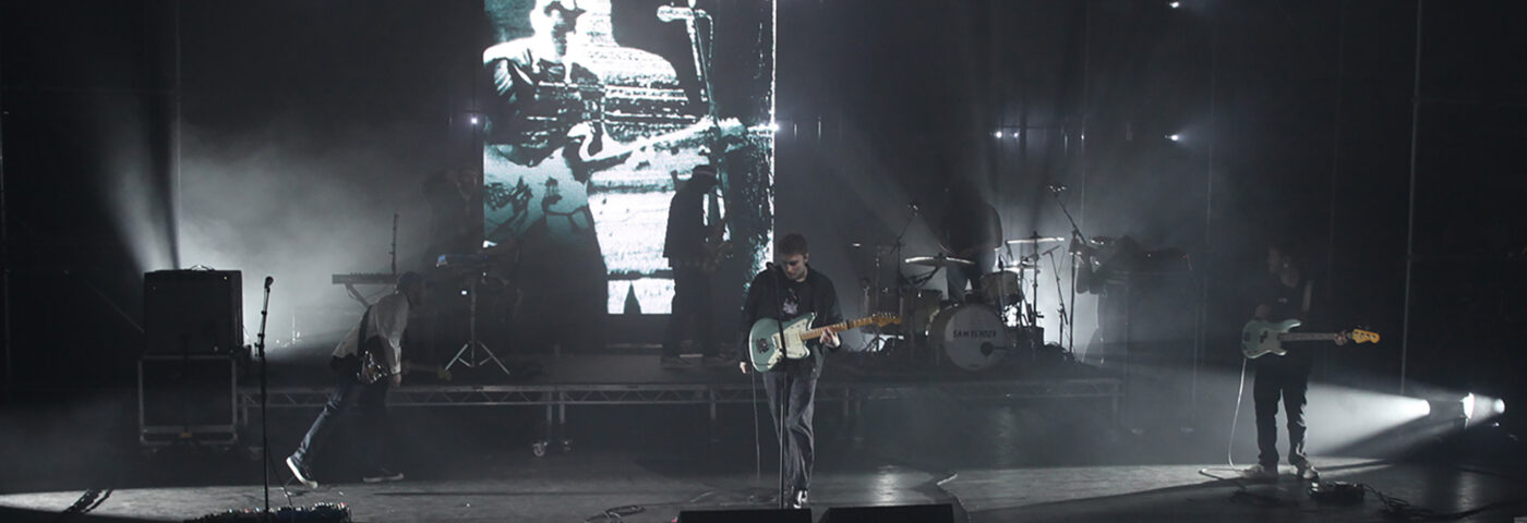 Sam Fender partage l'édition de luxe de « People Watching » avec une nouvelle chanson teintée de doute « The Treadmill » et plus encore
