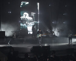 Sam Fender partage l'édition de luxe de "People Watching" avec une nouvelle chanson teintée de doute "The Treadmill" et plus encore