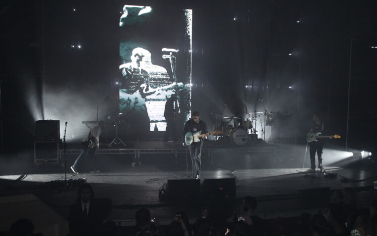 Sam Fender partage l'édition de luxe de "People Watching" avec une nouvelle chanson teintée de doute "The Treadmill" et plus encore