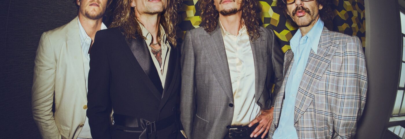 The Darkness « réinvente » le classique de Noël « Mistletoe And Wine » avec « quelques touches de shoegaze et de drone »