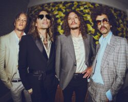 The Darkness « réinvente » le classique de Noël « Mistletoe And Wine » avec « quelques touches de shoegaze et de drone »