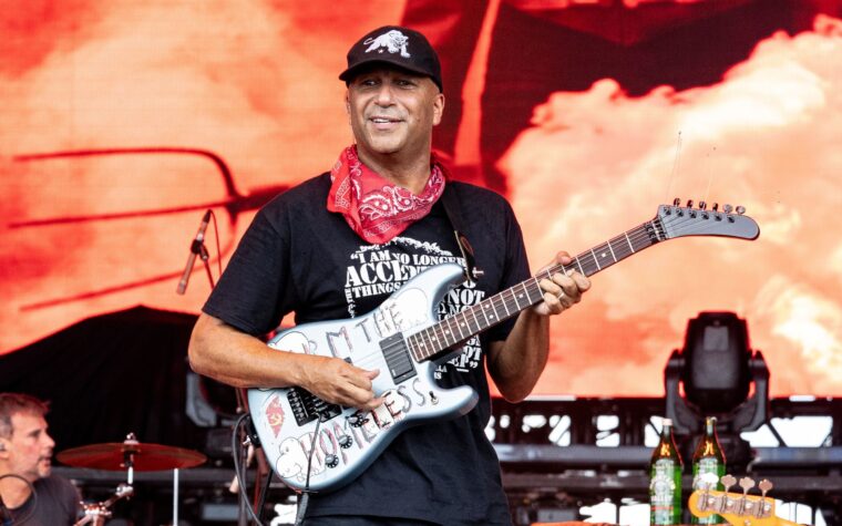 Tom Morello dénonce l'administration Trump pour avoir prétendument utilisé le même slogan que les nazis avant un massacre Tom Morello dénonce l'administration Trump pour avoir prétendument utilisé le même slogan que les nazis avant un massacre