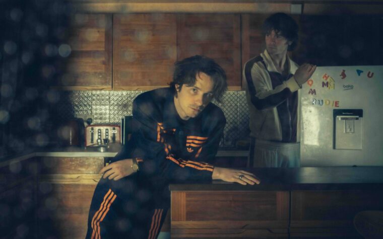 Chilli Jesson et Carlos O'Connell nous parlent du « Dead Dads Club », de la paternité et de la perte d'un parent, ainsi que des projets de Fontaines DC pour 2026 Chilli Jesson et Carlos O'Connell nous parlent du « Dead Dads Club », de la paternité et de la perte d'un parent, ainsi que des projets de Fontaines DC pour 2026