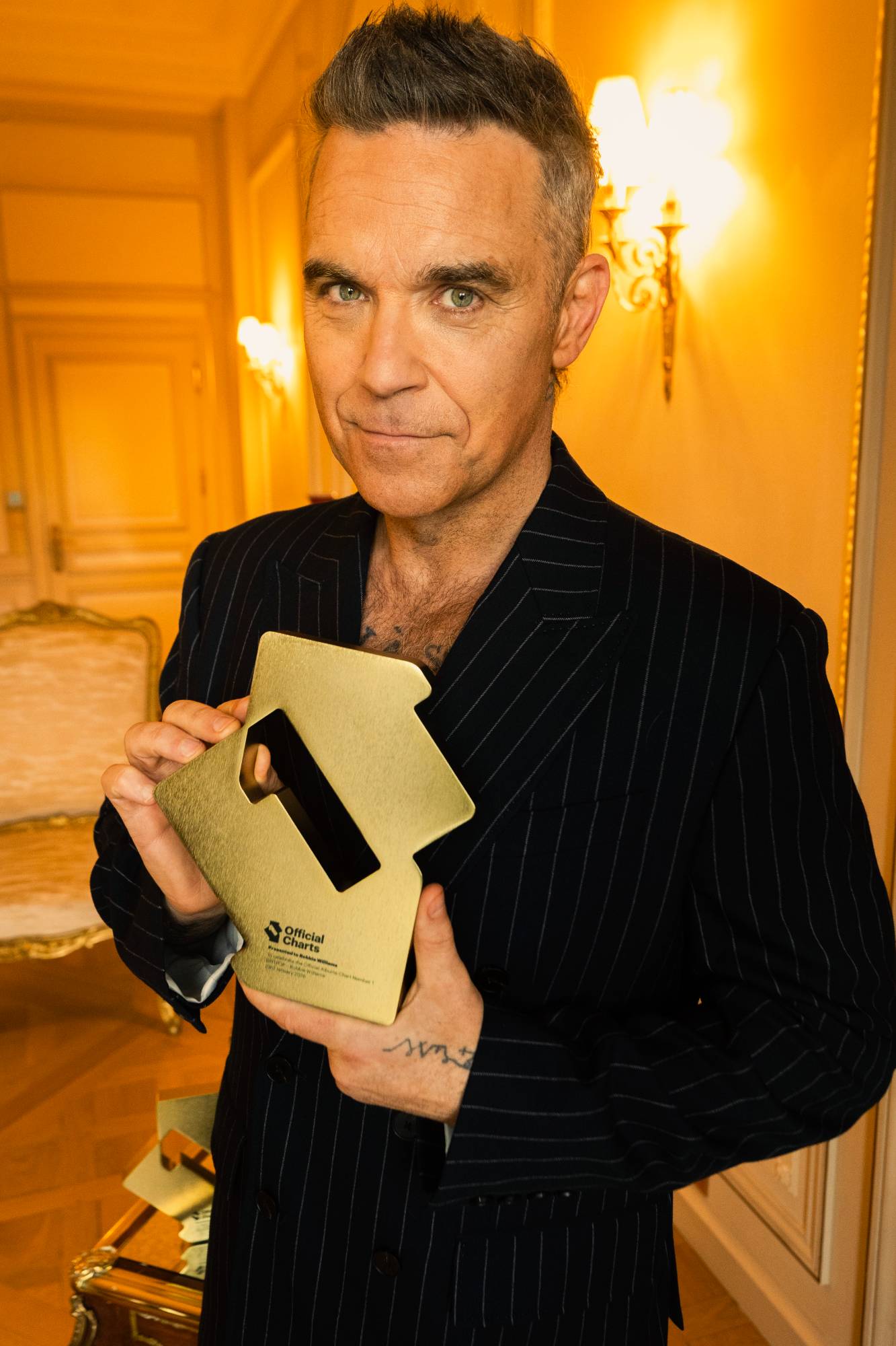 Robbie Williams célèbre une série record d'albums numéro un au Royaume-Uni. Crédit : Presse/Robbie Williams