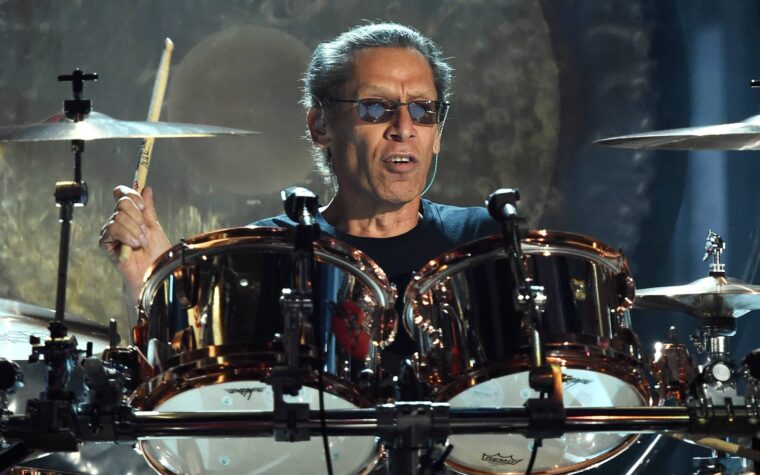 Alex Van Halen travaille sur un nouvel album avec Steve Lukather de Toto Alex Van Halen travaille sur un nouvel album avec Steve Lukather de Toto