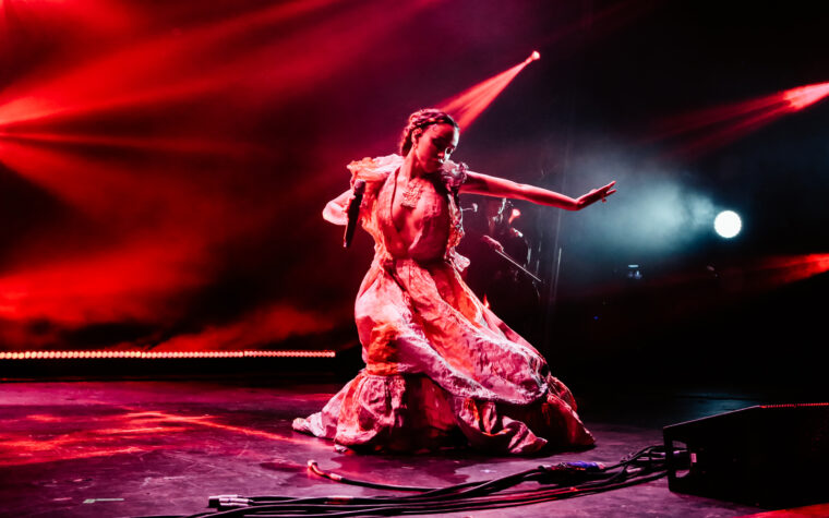 FKA Twigs parle d'équilibrer ses expériences « brutales et violentes » avec le talent artistique des mois après avoir réglé le procès pour agression de Shia LaBeouf FKA Twigs parle d'équilibrer ses expériences « brutales et violentes » avec le talent artistique des mois après avoir réglé le procès pour agression de Shia LaBeouf