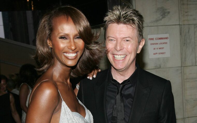 Iman, la veuve de David Bowie, partage un nouveau tatouage « Blackstar » à l'occasion du 10e anniversaire de la mort de l'icône Iman, la veuve de David Bowie, partage un nouveau tatouage « Blackstar » à l'occasion du 10e anniversaire de la mort de l'icône