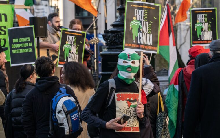 Kneecap accuse le gouvernement britannique d'avoir gaspillé plus d'un million de livres sterling dans une affaire de terrorisme, la décision en appel devant être rendue ultérieurement. Kneecap accuse le gouvernement britannique d'avoir gaspillé plus d'un million de livres sterling dans une affaire de terrorisme, la décision en appel devant être rendue ultérieurement.