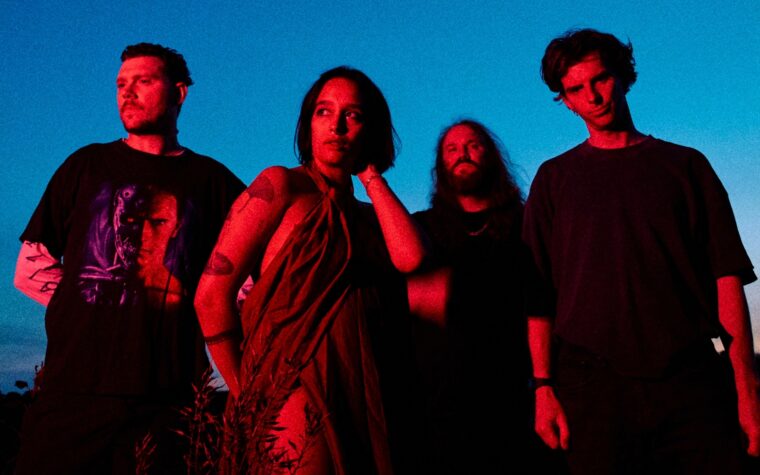 Mandy et Indiana font « un pas vers l'inconnu » sur le nouveau single trépidant « Cursive » Mandy et Indiana font « un pas vers l'inconnu » sur le nouveau single trépidant « Cursive »