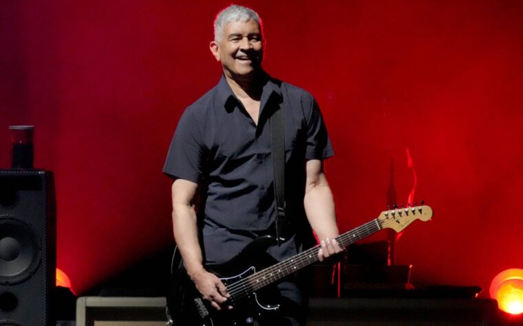 Pat Smear ne participera pas aux prochains concerts des Foo Fighters en raison d'un « bizarre accident de jardinage » Pat Smear ne participera pas aux prochains concerts des Foo Fighters en raison d'un « bizarre accident de jardinage »