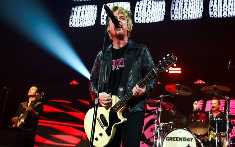 Regardez Billie Joe Armstrong de Green Day livrer un compte à rebours pour une blague à son retour au festival iHeartRadio après la tristement célèbre crise de 2012 Regardez Billie Joe Armstrong de Green Day livrer un compte à rebours pour une blague à son retour au festival iHeartRadio après la tristement célèbre crise de 2012