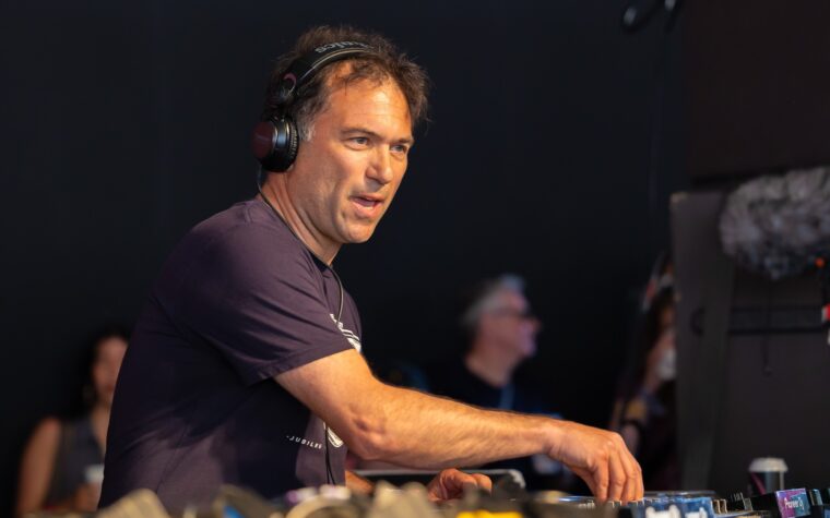 Ros Atkins, présentateur de BBC News et star de « Explainer », annonce le rachat de la batterie et de la basse de Rave Machine à Falmouth Ros Atkins, présentateur de BBC News et star de « Explainer », annonce le rachat de la batterie et de la basse de Rave Machine à Falmouth