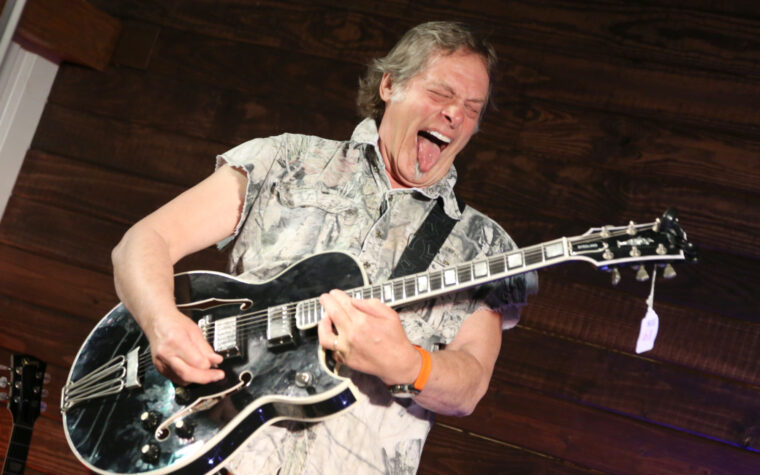 Ted Nugent fait l'éloge du « vrai McCoy » Yungblud et de « l'idiot » Jack White tout en s'en prenant à Green Day et au « bon ami » Tom Morello Ted Nugent fait l'éloge du « vrai McCoy » Yungblud et de « l'idiot » Jack White tout en s'en prenant à Green Day et au « bon ami » Tom Morello