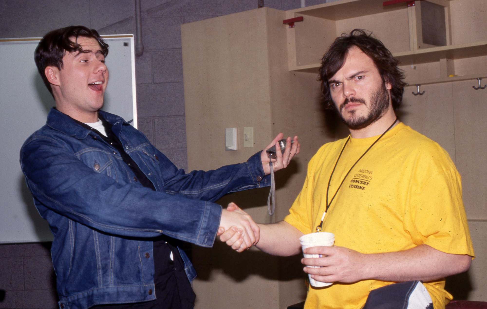 Jack Black avec Jim Adkins de Jimmy Eat World dans les coulisses, 2001. (Photo de Martyn Goodacre/Getty Images)