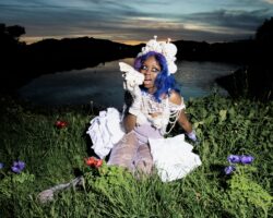 alt-pop colorée et conceptuelle d'une future star