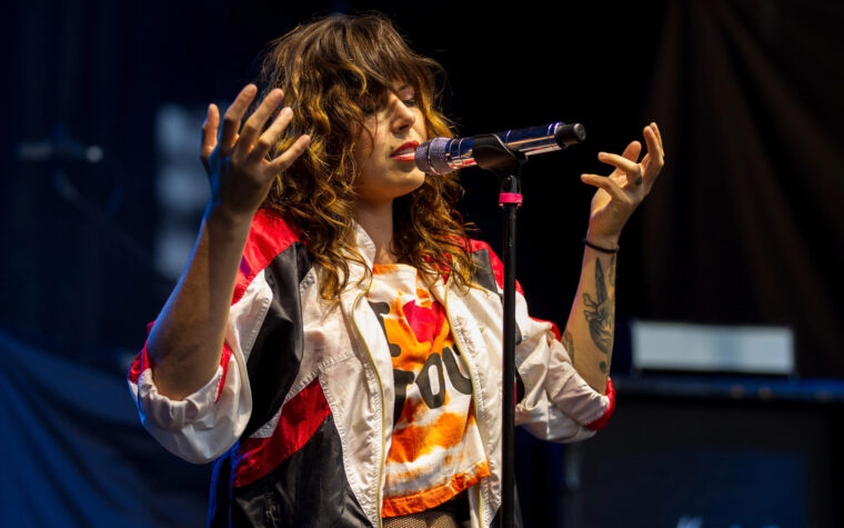 Alexis Krauss parle des problèmes auxquels sont confrontés les artistes et des raisons pour lesquelles Sleigh Bells ne peut pas se permettre de boycotter Wasserman, Spotify, Live Nation et Ticketmaster Alexis Krauss parle des problèmes auxquels sont confrontés les artistes et des raisons pour lesquelles Sleigh Bells ne peut pas se permettre de boycotter Wasserman, Spotify, Live Nation et Ticketmaster