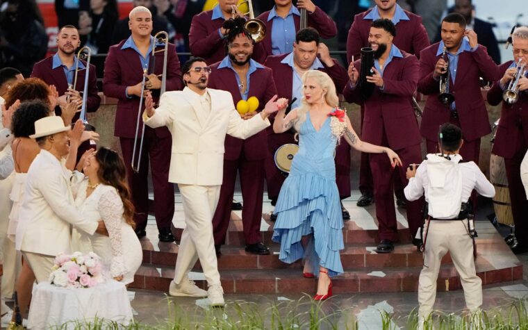 Bad Bunny rejoint Lady Gaga et Ricky Martin dans un spectacle éblouissant et historique à la mi-temps du Super Bowl Bad Bunny rejoint Lady Gaga et Ricky Martin dans un spectacle éblouissant et historique à la mi-temps du Super Bowl