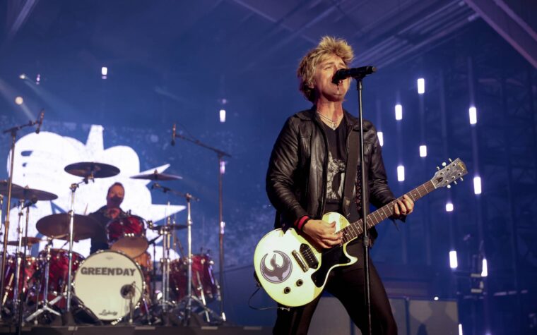 Billie Joe Armstrong de Green Day dit aux agents de l'ICE de « quitter leur boulot de merde » avant la cérémonie d'ouverture du Super Bowl Billie Joe Armstrong de Green Day dit aux agents de l'ICE de « quitter leur boulot de merde » avant la cérémonie d'ouverture du Super Bowl