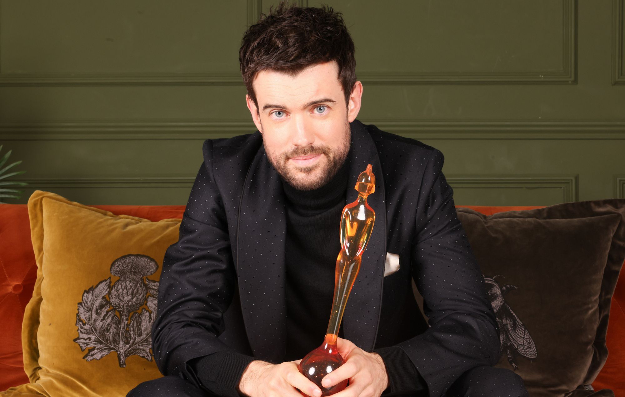 Jack Whitehall détient le trophée BRIT Award, 2025