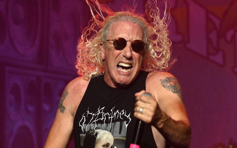 Dee Snider insiste sur le fait qu'il n'est pas « sur mon lit de mort » après l'annulation de la tournée du 50e anniversaire de Twisted Sister Dee Snider insiste sur le fait qu'il n'est pas « sur mon lit de mort » après l'annulation de la tournée du 50e anniversaire de Twisted Sister