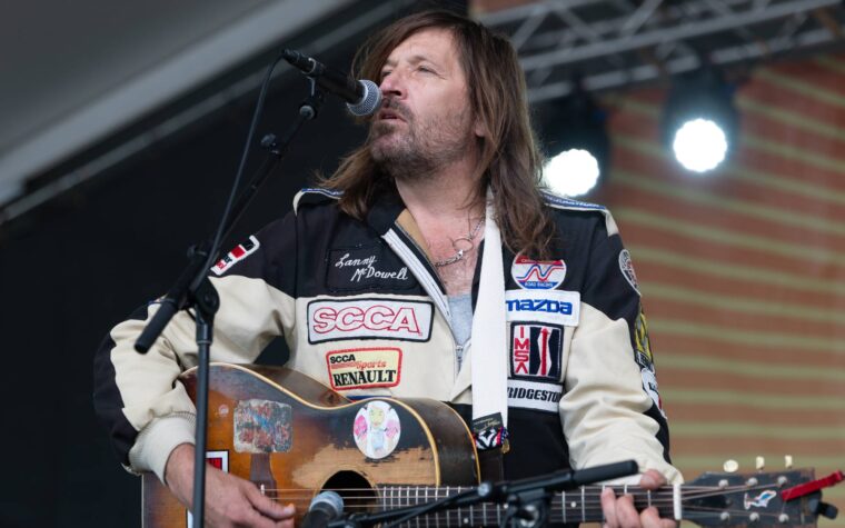 Evan Dando des Lemonheads hospitalisé après avoir envoyé une vidéo explicite non sollicitée à un fan Evan Dando des Lemonheads hospitalisé après avoir envoyé une vidéo explicite non sollicitée à un fan