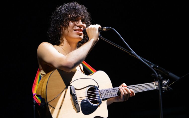 Jacob Alon, lauréat du BRITs Critics Choice, annonce un spectacle spécial « in the round » à Londres et des dates de tournée supplémentaires au Royaume-Uni et en Irlande Jacob Alon, lauréat du BRITs Critics Choice, annonce un spectacle spécial « in the round » à Londres et des dates de tournée supplémentaires au Royaume-Uni et en Irlande