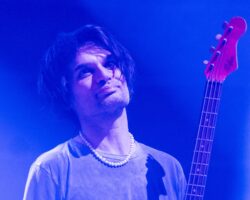 Jonny Greenwood de Radiohead explique comment « la musique et l'art devraient être au-delà des préoccupations politiques »