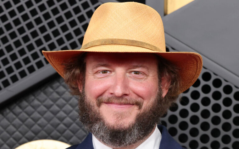 Justin Vernon de Bon Iver répond après que Megyn Kelly se moque de son sifflet anti-ICE aux Grammys Justin Vernon de Bon Iver répond après que Megyn Kelly se moque de son sifflet anti-ICE aux Grammys