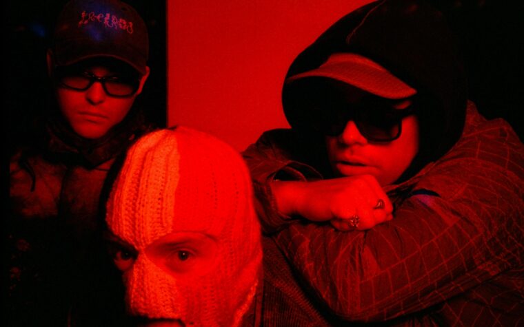 Kneecap capture les « temps révolutionnaires » sur le nouveau single électrique « Smugglers & Scholars » Kneecap capture les « temps révolutionnaires » sur le nouveau single électrique « Smugglers & Scholars »