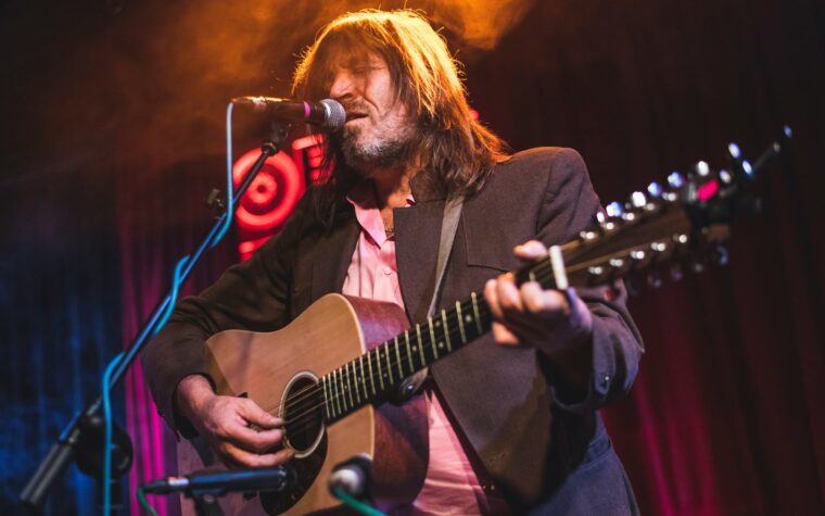 La femme d'Evan Dando explique sa « crise » et comment l'émission NPR Tiny Desk ne sera pas diffusée car il était « fou » La femme d'Evan Dando explique sa « crise » et comment l'émission NPR Tiny Desk ne sera pas diffusée car il était « fou »