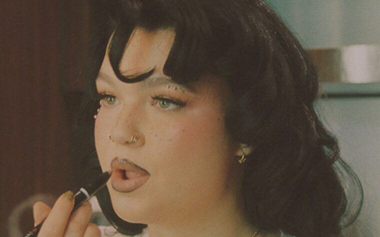 Lola Young annonce son retour en direct avec un spectacle intime au London Palladium le mois prochain Lola Young annonce son retour en direct avec un spectacle intime au London Palladium le mois prochain