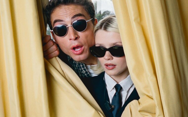 Maisie Peters fait équipe avec Amelia Dimoldenberg pour le clip du single « puissant, ironique, sexy et drôle » « My Regards » Maisie Peters fait équipe avec Amelia Dimoldenberg pour le clip du single « puissant, ironique, sexy et drôle » « My Regards »