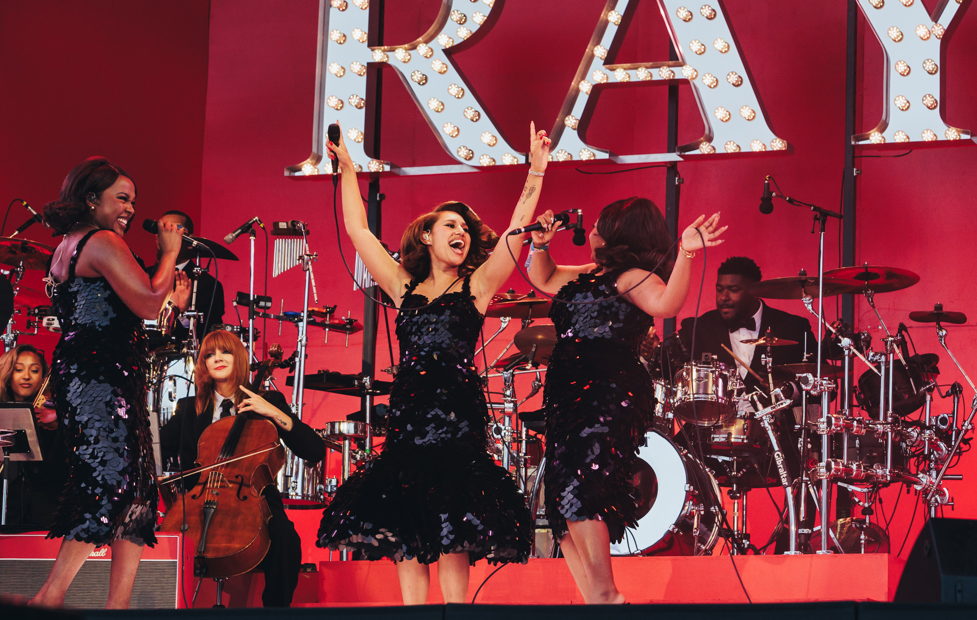 RAYE en direct à Glastonbury 2025, photo d'Andy Ford