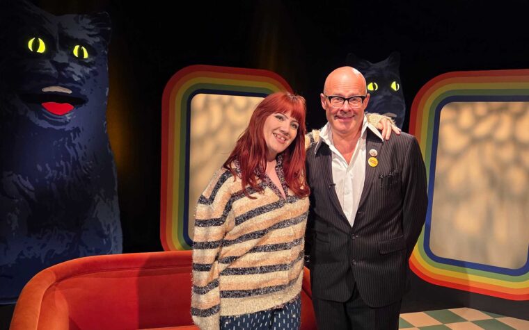 Regardez CMAT danser déguisé en hamster et plaisantez sur la perte du Mercury Prize face à Sam Fender dans « The Harry Hill Show » Regardez CMAT danser déguisé en hamster et plaisantez sur la perte du Mercury Prize face à Sam Fender dans « The Harry Hill Show »