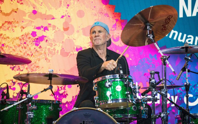 Regardez Chad Smith des Red Hot Chili Peppers surprendre les élèves de batterie en tant que professeur suppléant Regardez Chad Smith des Red Hot Chili Peppers surprendre les élèves de batterie en tant que professeur suppléant