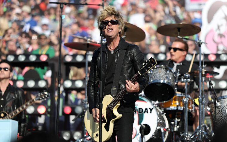Regardez Green Day jouer un medley de chansons classiques lors de la cérémonie d'ouverture du Super Bowl Regardez Green Day jouer un medley de chansons classiques lors de la cérémonie d'ouverture du Super Bowl