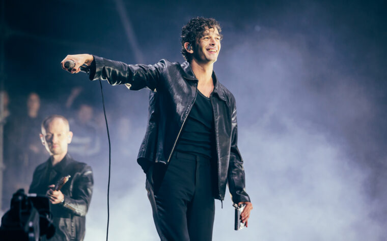 Regardez Matty Healy de The 1975 surprendre les fans avec la reprise de The La et Lewis Capaldi en tant qu'invité lors d'un concert acoustique caritatif Regardez Matty Healy de The 1975 surprendre les fans avec la reprise de The La et Lewis Capaldi en tant qu'invité lors d'un concert acoustique caritatif